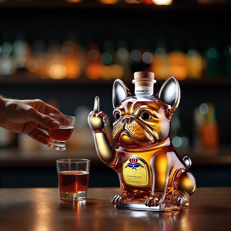 Mann gießt Whisky aus einer humorvollen Tier-Karaffe in ein Glas