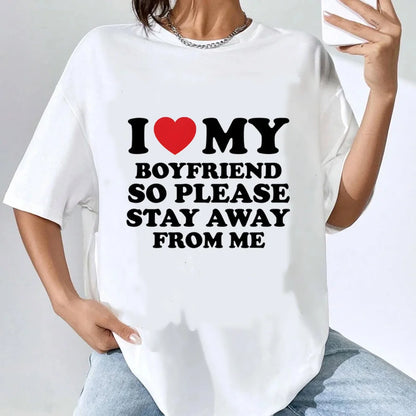 Modell trägt schwarzes "I Love My Girlfriend" Loungekleid, Seitenansicht